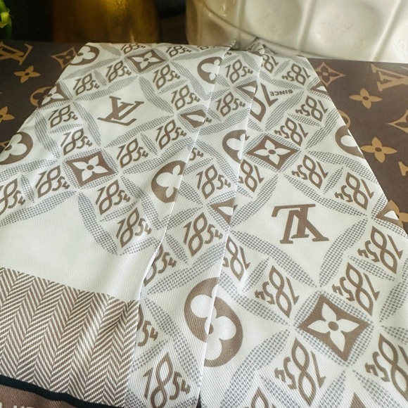 NWT LOUIS VUITTON Classic OliveWhite Gray LV logo100% Silk Bandeau Scarf 3”x46” - Picture 7 of 7